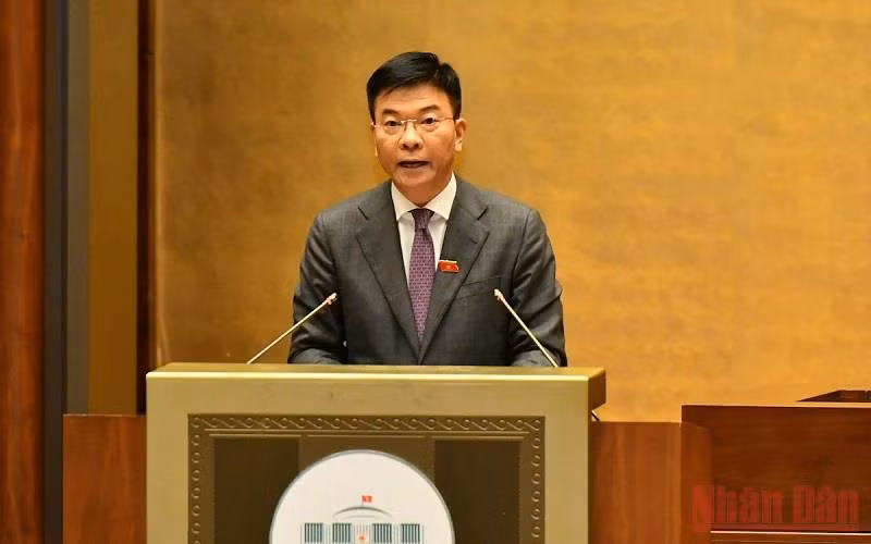 Bộ trưởng Tư pháp Lê Thành Long trình bày Báo cáo của Chính phủ về công tác phòng, chống tham nhũng năm 2021. (Ảnh: LINH NGUYÊN)