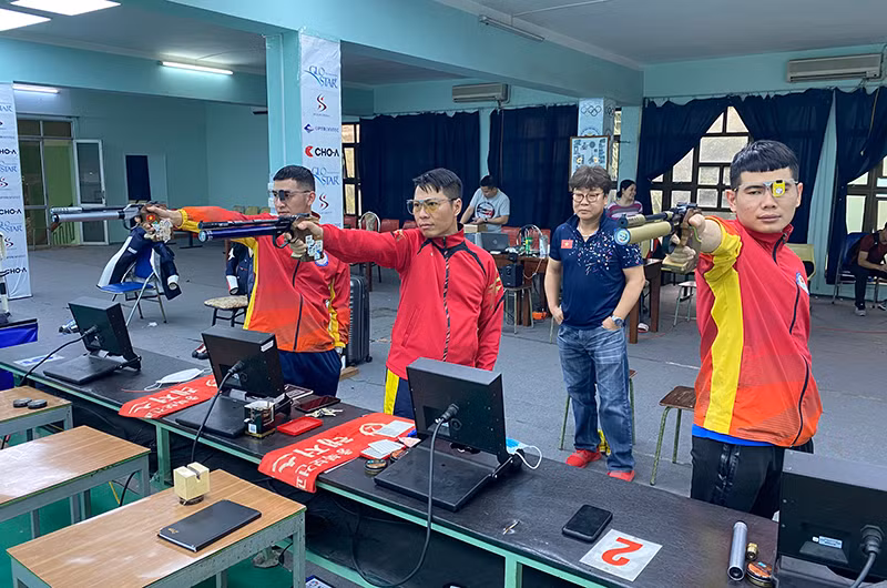 Quốc Cường (đứng giữa) cùng hai đồng đội và chuyên gia Hàn Quốc đã có sự chuẩn bị kỹ lưỡng.