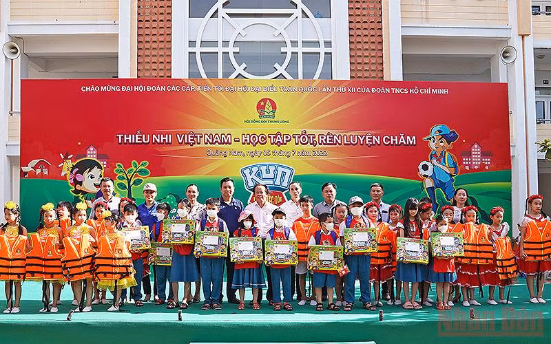 Đại diện Ban Tổ chức trao học bổng, áo phao tặng thiếu nhi tham gia Ngày hội.