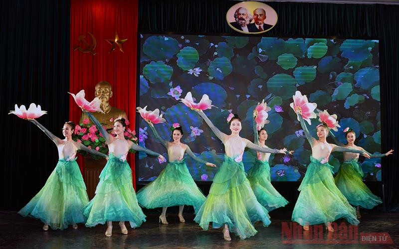 Một tiết mục biểu diễn văn nghệ tại buổi lễ. Nửa thập kỷ nỗ lực gây dựng bản sắc Truyền hình Nhân Dân -0