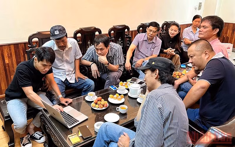 Các thành viên Ban Giám khảo thảo luận về những bức ảnh lọt vào chung khảo.