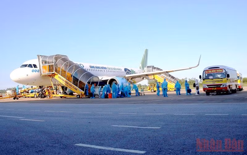 Trong đại dịch Covid-19, gần 5.000 người dân Hà Tĩnh đã được đưa đón, đùm bọc về quê an toàn.