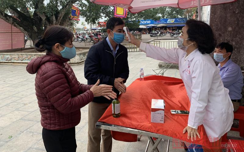 Người dân vào Đền Trần được đo thân nhiệt và rửa tay sát khuẩn phòng dịch. Bảo đảm phòng dịch trong ngày khai ấn Đền Trần -0