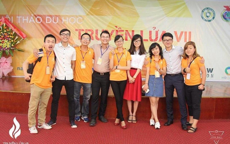 Thắng (váy đỏ) trong một hội thảo chia sẻ kinh nghiệm du học cho các bạn học sinh. (Ảnh: Nhân vật cung cấp) Con đường trở thành thủ khoa đại học Pháp của nữ sinh trường làng -0