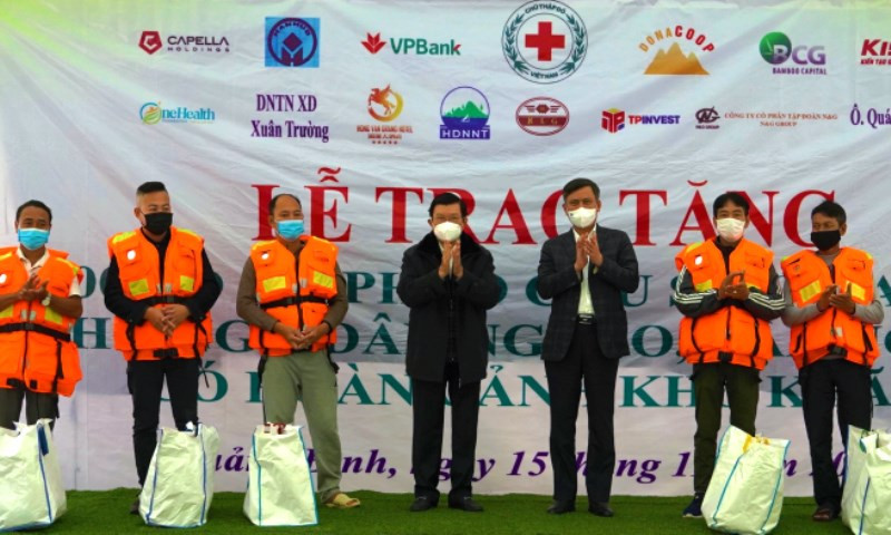 Nguyên Chủ tịch nước Trương Tấn Sang và Chủ tịch UBND tỉnh Quảng Bình Trần Thắng tặng áo phao và quà cho ngư dân. Trao tặng áo phao cứu sinh cho ngư dân miền trung -0