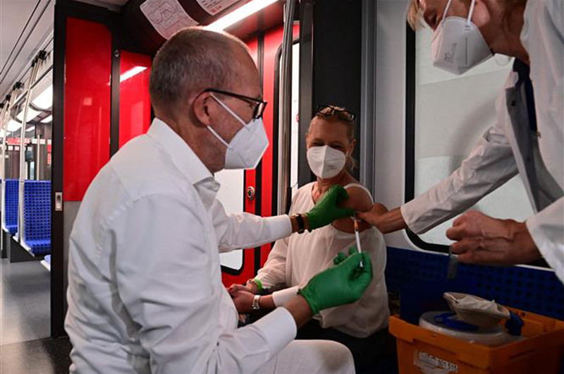 Nhân viên y tế tiêm vaccine ngừa Covid-19 cho người dân tại Berlin (Đức). (Ảnh: AFP/TTXVN) Covid-19: Mũi vaccine tăng cường giúp giảm số ca nhập viện tại châu Âu -0