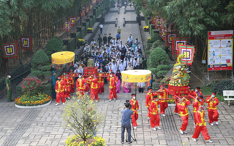 Đoàn đại biểu thành phố Hồ Chí Minh thực hiện các nghi thức Lễ dâng cúng bánh tét Quốc tổ Hùng Vương. Lãnh đạo Thành phố Hồ Chí Minh dâng hương tưởng niệm các anh hùng liệt sĩ -0