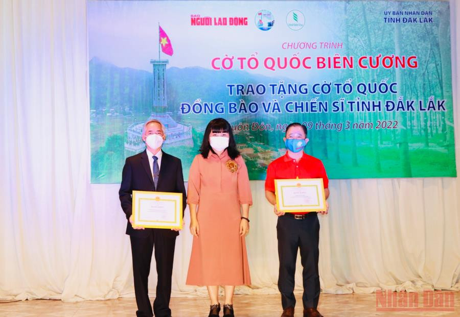 Phó Chủ tịch Ủy ban nhân dân tỉnh Đắk Lắk H’Yim Kdoh tặng Bằng khen của Ủy ban nhân dân tỉnh Đắk Lắk cho Báo Người lao động và Tập đoàn Công nghiệp Cao- su Việt Nam. Tặng 10.000 lá cờ Tổ quốc cho đồng bào, chiến sĩ vùng biên giới Đắk Lắk -0