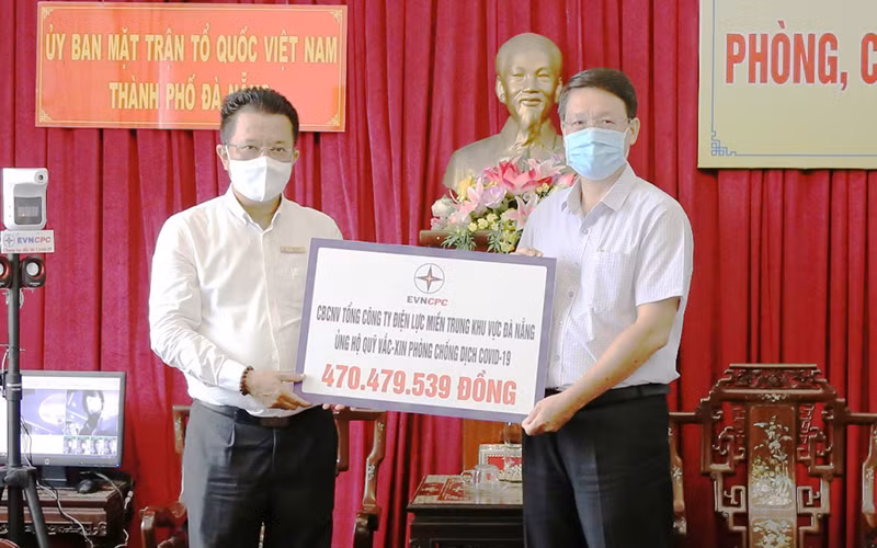 Tổng giám đốc EVNCPC Ngô Tấn Cư trao tiền đóng góp của CBCNV hỗ trợ Đà Nẵng chống dịch.