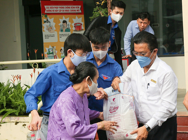 Lãnh đạo EVNCPC trao gạo hỗ trợ người có hoàn cảnh khó khăn bị ảnh hưởng bởi dịch Covid-19. Tri ân khách hàng sử dụng điện tại miền trung - Tây Nguyên -0