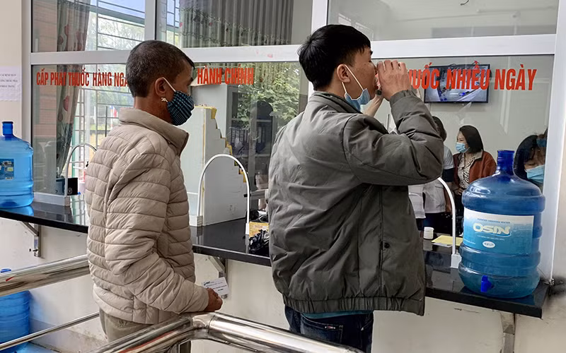 Cấp phát thuốc Methadone cho người nhiễm HIV điều trị tại nhà.