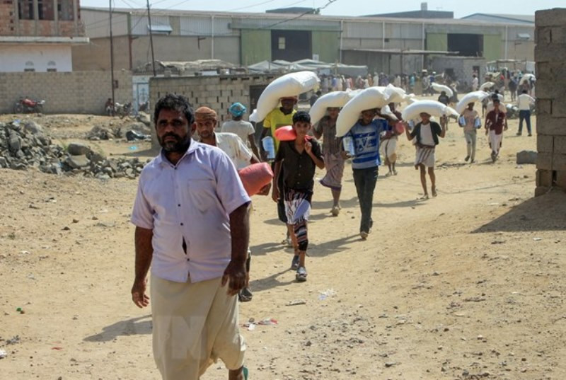 Người dân nhận lương thực cứu trợ tại tỉnh Hajjah, Yemen, ngày 12/1. (Ảnh: AFP/TTXVN)