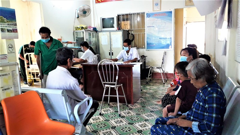 Cán bộ, chiến sĩ khám, chữa bệnh cho dân tại Trạm Quân dân y Lai Hòa. Vì sức khỏe nhân dân nơi biên giới biển -0