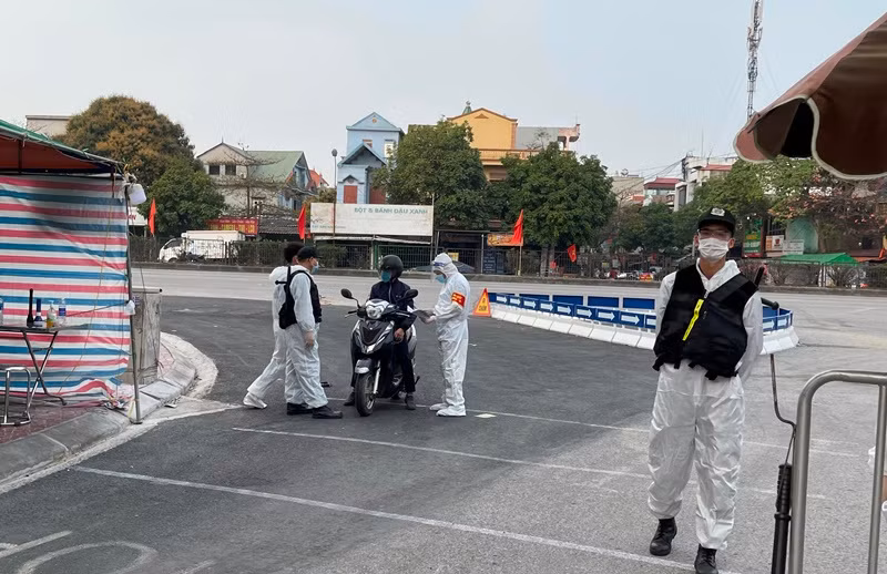 Cán bộ, chiến sĩ lực lượng CSCĐ đã hỗ trợ đắc lực công tác PCD tại các chốt kiểm soát. 