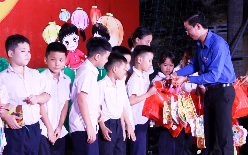 Trao quà cho trẻ em tại làng Hy Vọng.