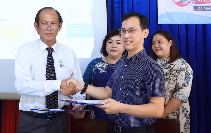 Ký kết triển khai dự án xét nghiệm gen miễn phí cho thai phụ khó khăn vùng sông nước Cà Mau.