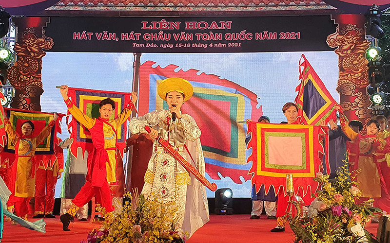 Các nghệ nhân, diễn viên tỉnh Vĩnh Phúc trình diễn giá Chúa bà đệ nhất Tây Thiên.
