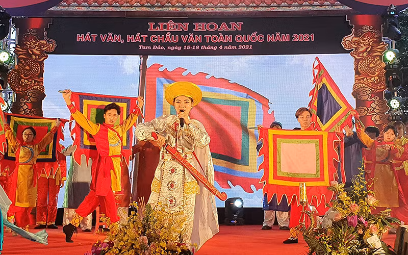 Các nghệ nhân, diễn viên tỉnh Vĩnh Phúc trình diễn giá Chúa bà đệ nhất Tây Thiên.