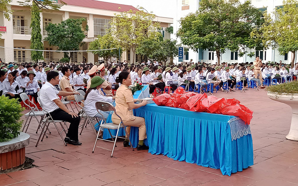 Như các trường khác, học sinh Trường THPT Điềm Thuỵ (huyện Phú Bình, Thái Nguyên) tạm dừng đến trường từ ngày 17- 2 đến hết tháng 2- 2021. Thái Nguyên cho học sinh tạm dừng đến trường đến hết tháng 2 (ghép tin nghỉ học) -0