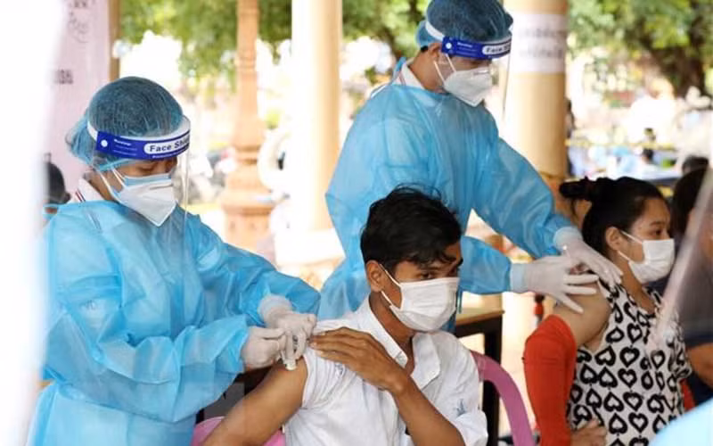 Nhân viên y tế tiêm vaccine phòng Covid-19 cho người dân tại Phnom Penh, Campuchia, ngày 8/7/2021. (Ảnh: THX/ TTXVN)