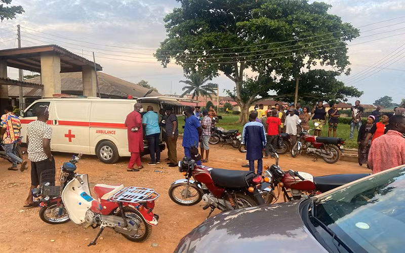 Xe cứu thương chở các nạn nhân đến cơ sở y tế. (Ảnh: Reuters)