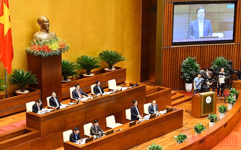 Bộ trưởng Nông nghiệp và Phát triển Nông thôn Lê Minh Hoan là vị trưởng ngành đầu tiên đăng đàn trả lời chất vấn tại Kỳ họp thứ 3, Quốc hội khoá XV.