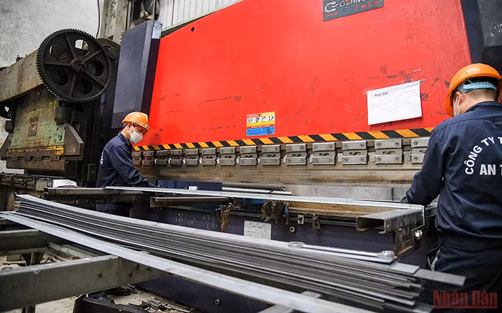 Lao động tại Công ty Thép An Thịnh, Hà Nội (Ảnh minh họa: THÀNH ĐẠT)