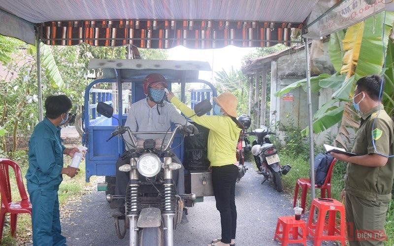 Chốt kiểm tra phòng, chống dịch Covid-19 tại xã Phú Điền, huyện Tháp Mười. Tháp Mười thực hiện nghiêm Chỉ thị 16, siết chặt các cửa ngõ -0