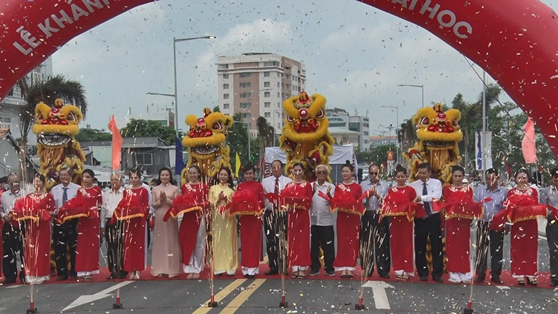Phó Chủ tịch nước Võ Thị Ánh Xuân cắt băng khánh thành cầu Nguyễn Thái Học. Phó Chủ tịch nước dự lễ trồng cây và khánh thành cầu Nguyễn Thái Học -0