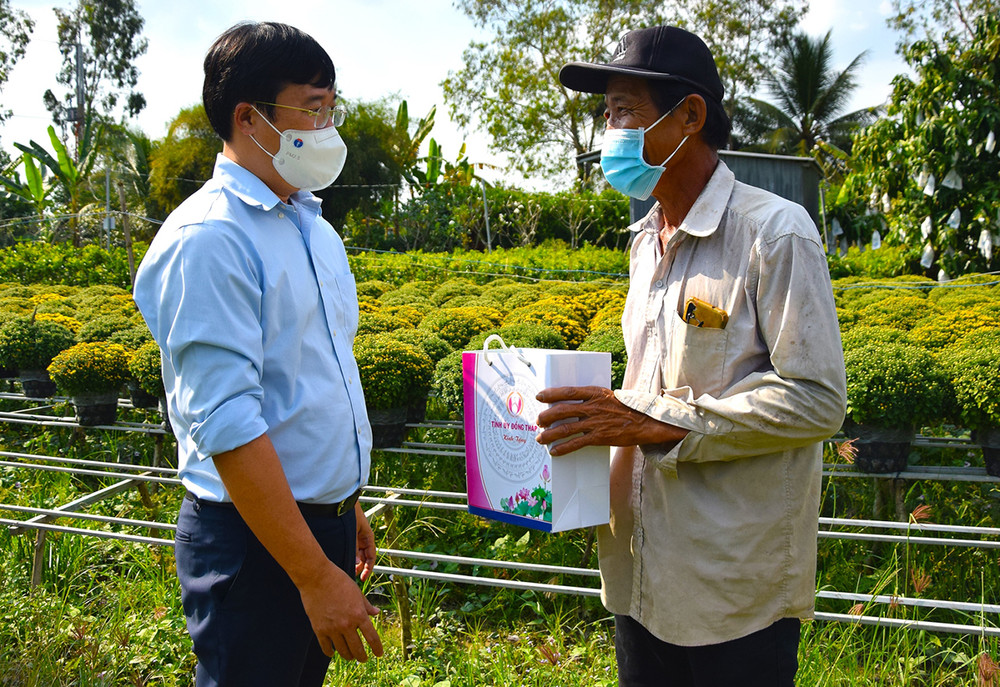 Nông dân trồng hoa vui mừng nhận quà Tết của Tỉnh ủy Đồng Tháp. Niềm vui của bà con trồng hoa trước thềm xuân -0