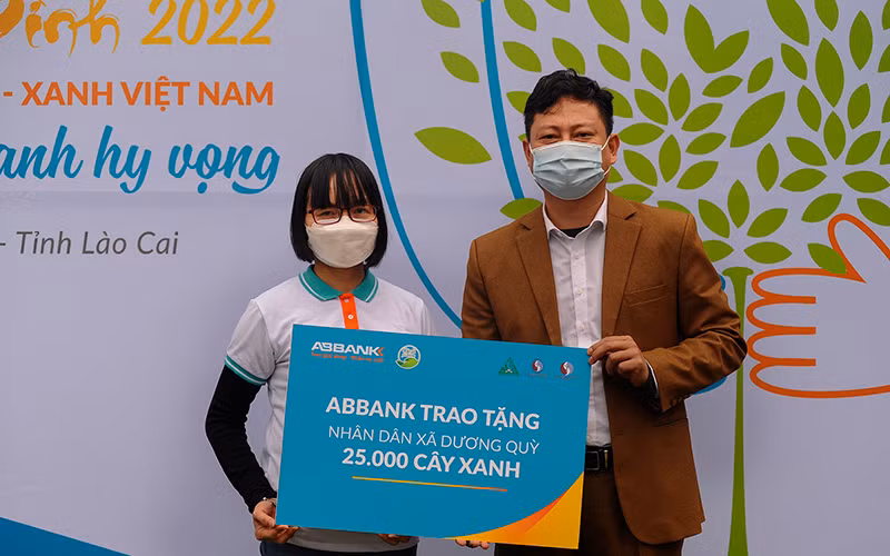 Đại diện ABBANK trao tặng cây xanh cho người dân và chính quyền xã Dương Quỳ.