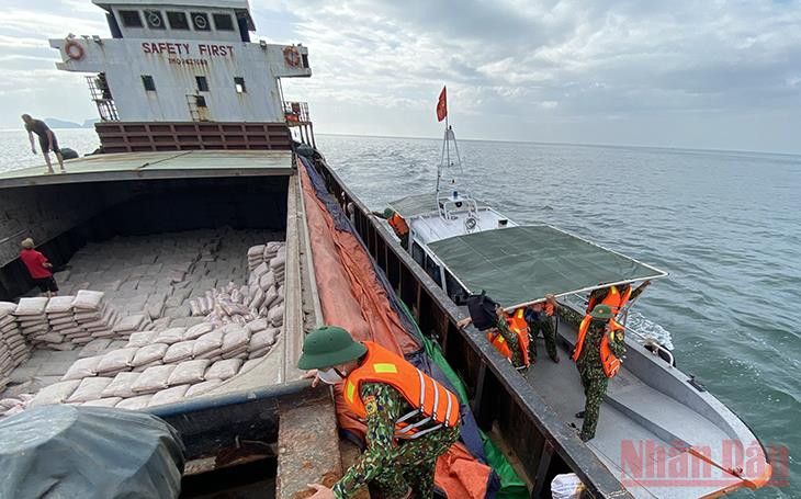 Tàu của lực lượng Bộ đội biên phòng tức tốc ra khơi, tiếp cận tàu gặp nạn. Cứu tàu bị nạn trên vùng biển Cù Lao Chàm -0
