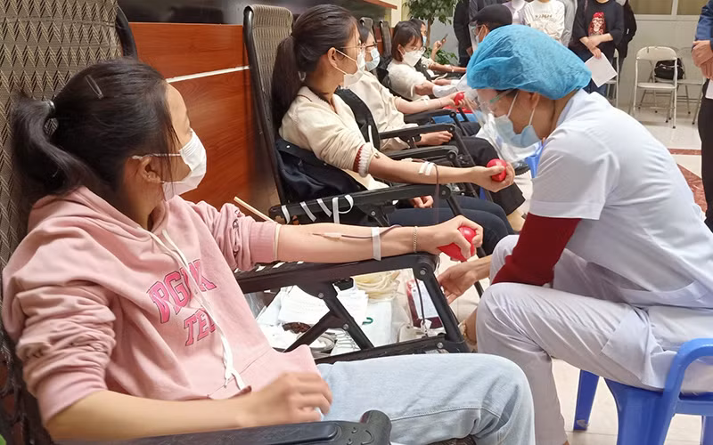 Sinh viên Trường Đại học Y Dược Thái Bình tham gia hiến máu tình nguyện.