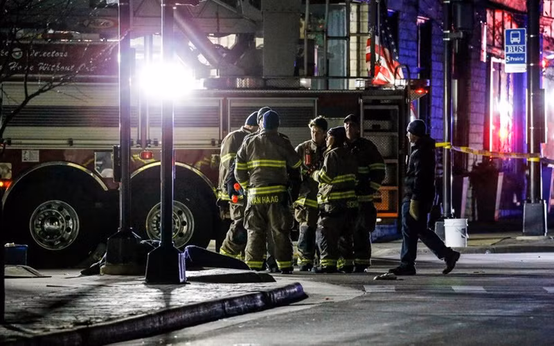 Nhân viên khẩn cấp có mặt tại hiện trường vụ đâm xe. (Ảnh: Reuters)