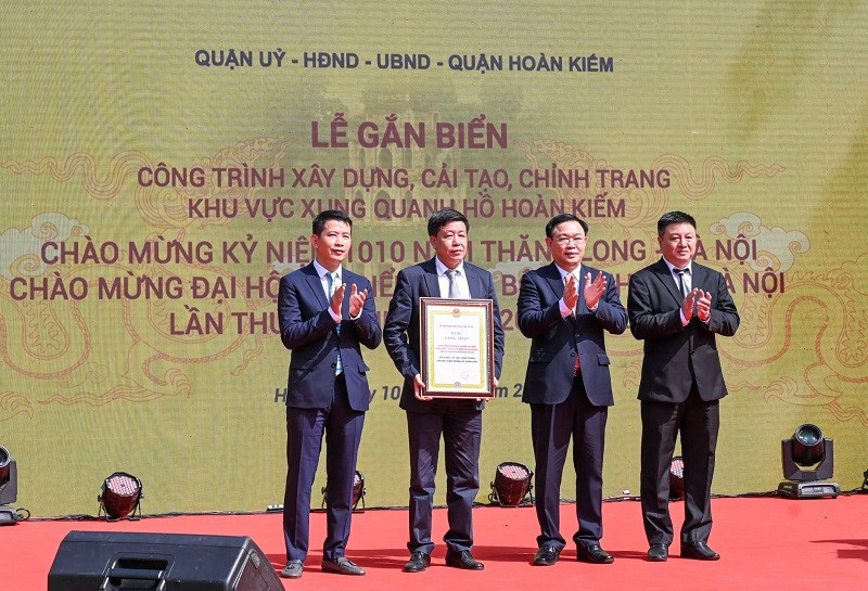 Đồng chí Vương Đình Huệ, Uỷ viên Bộ Chính trị, Bí thư Thành uỷ trao bằng công nhận công trình chào mừng 1010 Thăng Long - Hà Nội. Hoàn thành cải tạo, chỉnh trang khu vực chung quanh hồ Hoàn Kiếm -0
