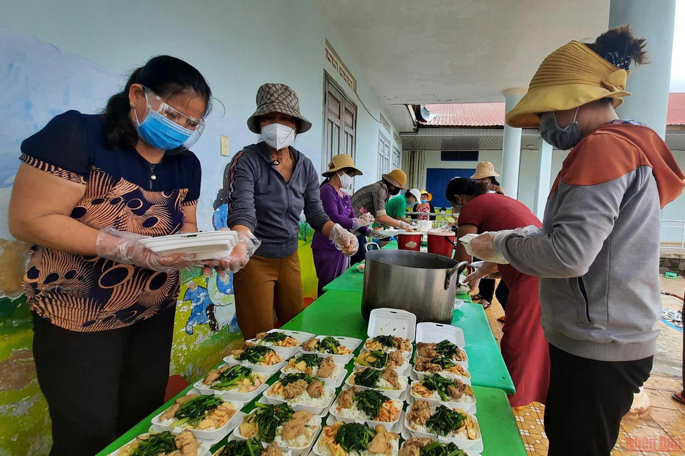 Để giúp người dân ở các buôn bị phong tỏa phòng chống dịch giảm bớt khó khăn, nhiều đơn vị, đoàn thể ở Đắk Lắk đã quyên góp và tổ chức các bếp ăn thiện nguyện phục vụ hàng nghìn suất ăn miễn phí cho người dân. Đắk Lắk thiết lập bảo vệ “vùng xanh” ngăn chặn dịch lây lan ra diện rộng -0