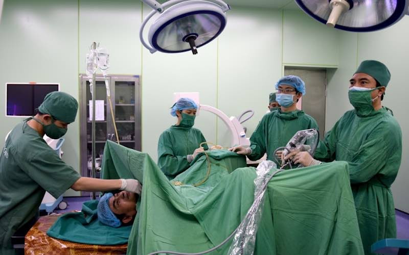 Thực hiện kỹ thuật tán sỏi ngược dòng bằng laser tại Bệnh viện đa khoa TP Vinh.