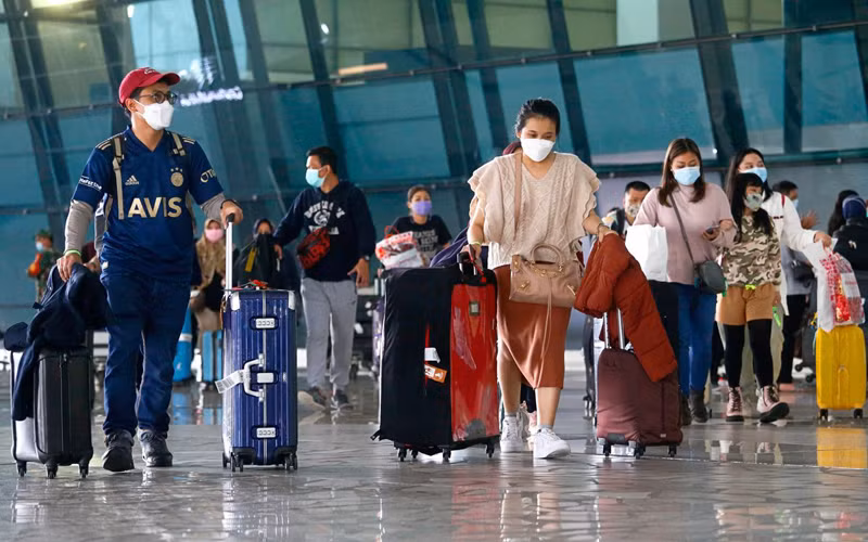 Những du khách đã tiêm đủ liều vaccine Covid-19 khi tới Indonesia sẽ được miễn cách ly. (Ảnh: REUTERS)