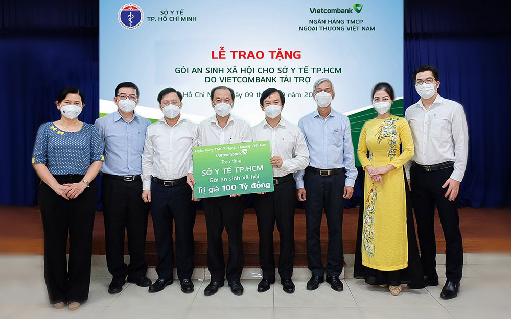 Ông Đặng Hoài Đức (thứ tư từ phải sang) chụp ảnh cùng đại diện Sở Y tế TP Hồ Chí Minh và các đại biểu tham dự. Vietcombank trao tặng gói an sinh xã hội 100 tỷ đồng cho Sở Y tế thành phố Hồ Chí Minh -0