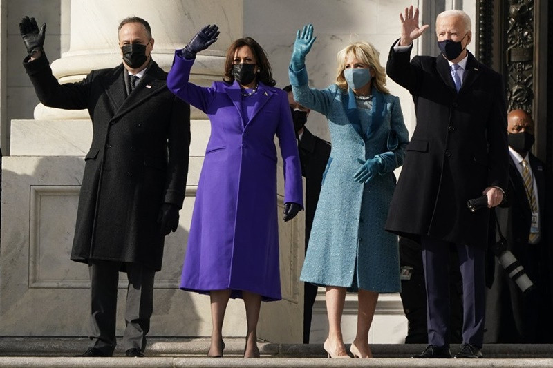Tổng thống đắc cử Joe Biden và phu nhân Jill Biden cùng Phó Tổng thống đắc cử Kamala Harris và phu quân Doug Emhoff đến Đồi Capitol, ngày 20-1, để dự lễ tuyên thệ nhậm chức chính thức. (Ảnh: AP) Ảnh -0