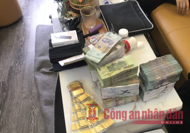 Lực lượng chức năng thu giữ nhiều tiền, vàng... của nhóm đối tượng. (Nguồn: cand.com.vn) Triệt phá đường dây đánh bạc 30 nghìn tỷ đồng do Hà Miên cầm đầu -0