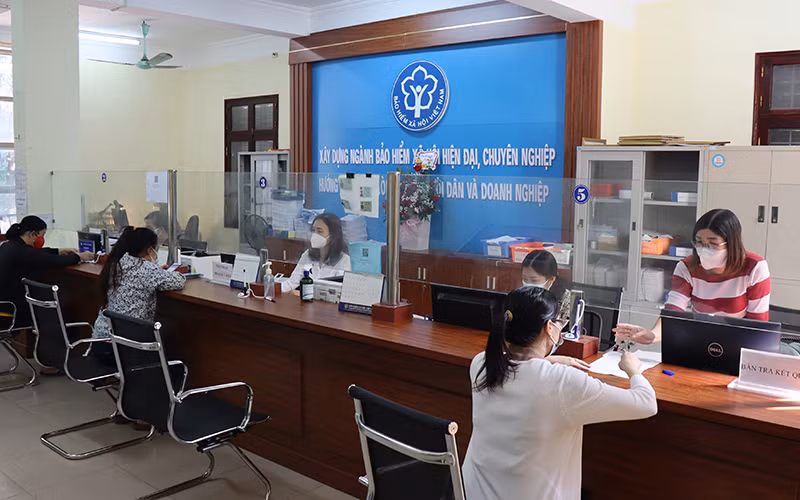 Người lao động đến làm thủ tục nhận hỗ trợ theo Nghị quyết 116 của Chính phủ tại Bảo hiểm xã hội tỉnh Hà Nam.
