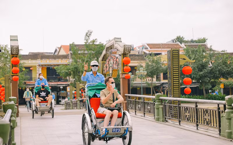 Những vị khách quốc tế đầu tiên tới Việt Nam thăm phố cổ Hội An -1