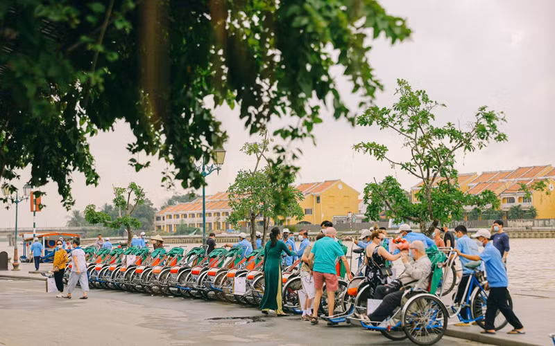 Những vị khách quốc tế đầu tiên tới Việt Nam thăm phố cổ Hội An -4