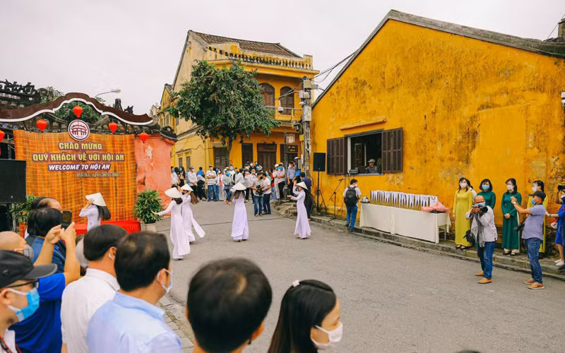 Những vị khách quốc tế đầu tiên tới Việt Nam thăm phố cổ Hội An -0