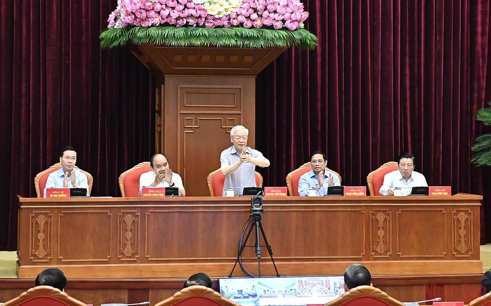 Tổng Bí thư Nguyễn Phú Trọng, Chủ tịch nước Nguyễn Xuân Phúc, Thủ tướng Phạm Minh Chính, Thường trực Ban Bí thư Võ Văn Thưởng và Trưởng Ban Nội chính Trung ương Phan Đình Trạc chủ trì Hội nghị. Hình ảnh Hội nghị toàn quốc tổng kết 10 năm công tác phòng, chống tham nhũng, tiêu cực -4