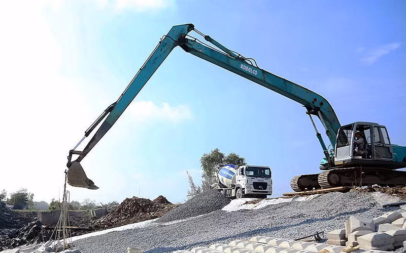 Kè đê biển Gò Công (tỉnh Tiền Giang) dần được hoàn thành để ứng phó sạt lở, xâm nhập mặn. Ảnh: TUẤN LÂM