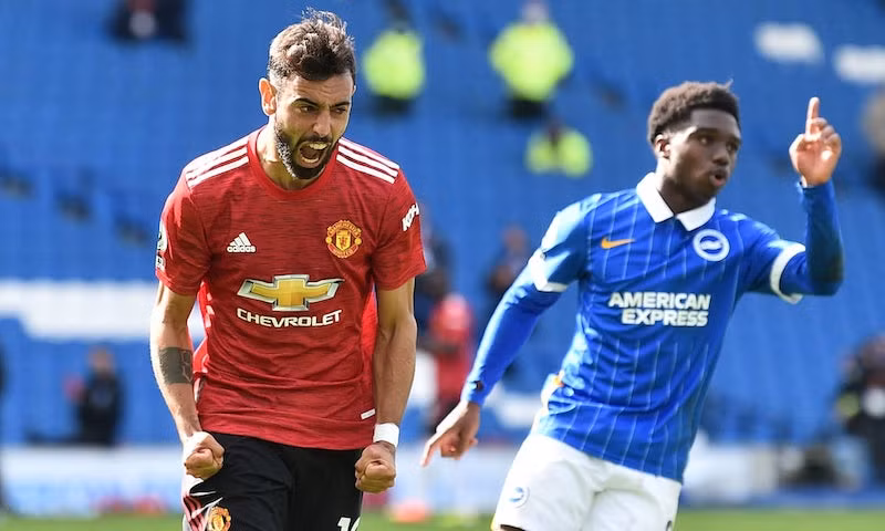 B. Fernandes (áo đỏ) ấn định chiến thắng 3-2 cho Man United.