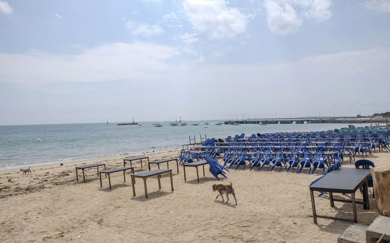 Bãi biển Jimbaran, nơi tập trung các nhà hàng hải sản nổi tiếng của Bali, không một bóng du khách trong đại dịch (Ảnh: Xinhua) Tập trung xử lý Covid-19, Indonesia hoãn mở cửa Bali vô thời hạn -0