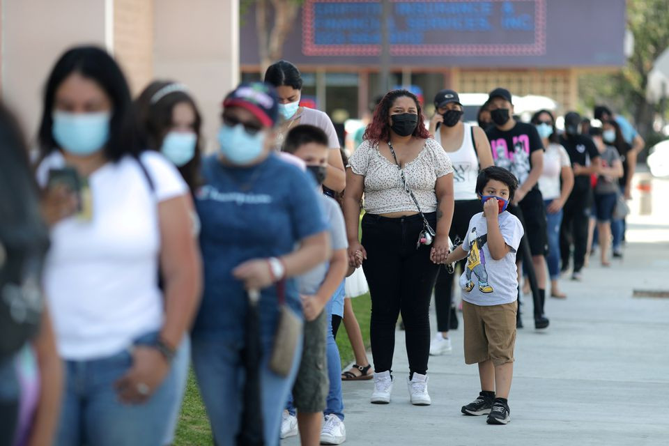 Xếp hàng chờ xét nghiệm Covid-19 tại Los Angeles, California, Mỹ, ngày 12/8/2021. (Ảnh: REUTERS) Số ca mắc Covid-19 trên toàn cầu vượt mốc 400 triệu -0
